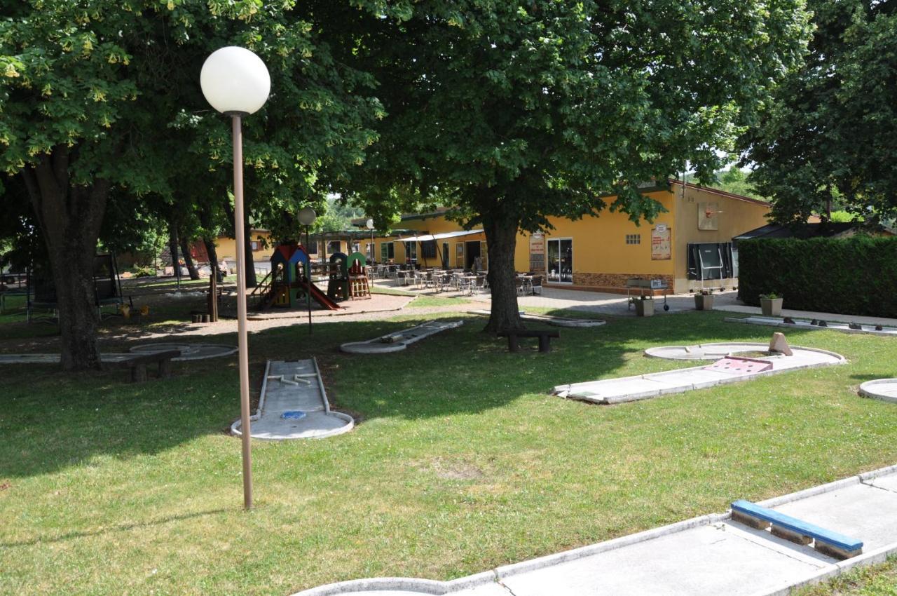 Mobil Homes Xxl2 4 Chambres - Camping Le Ranch Des Volcans Châtel-Guyon Kültér fotó